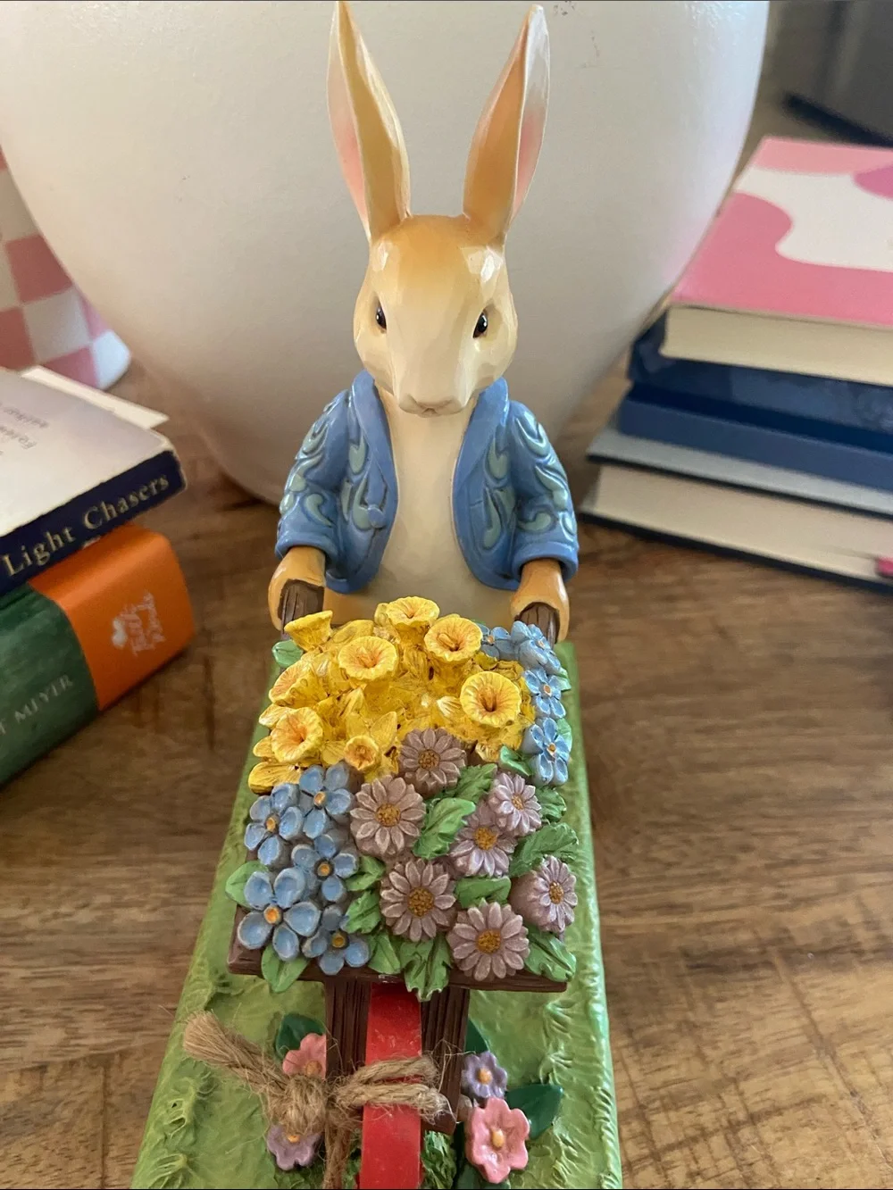 Jim Shore 6014048 Peter Rabbit with Flowers